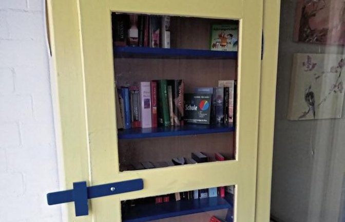 „Der neue Bücherschrank in Riet – frisch gestrichen in den Rieter Farben Blau und Gelb – wird schon rege genutzt“, schreibt Jutta Schmid von der Verwaltungsstelle zu ihrem Bild.