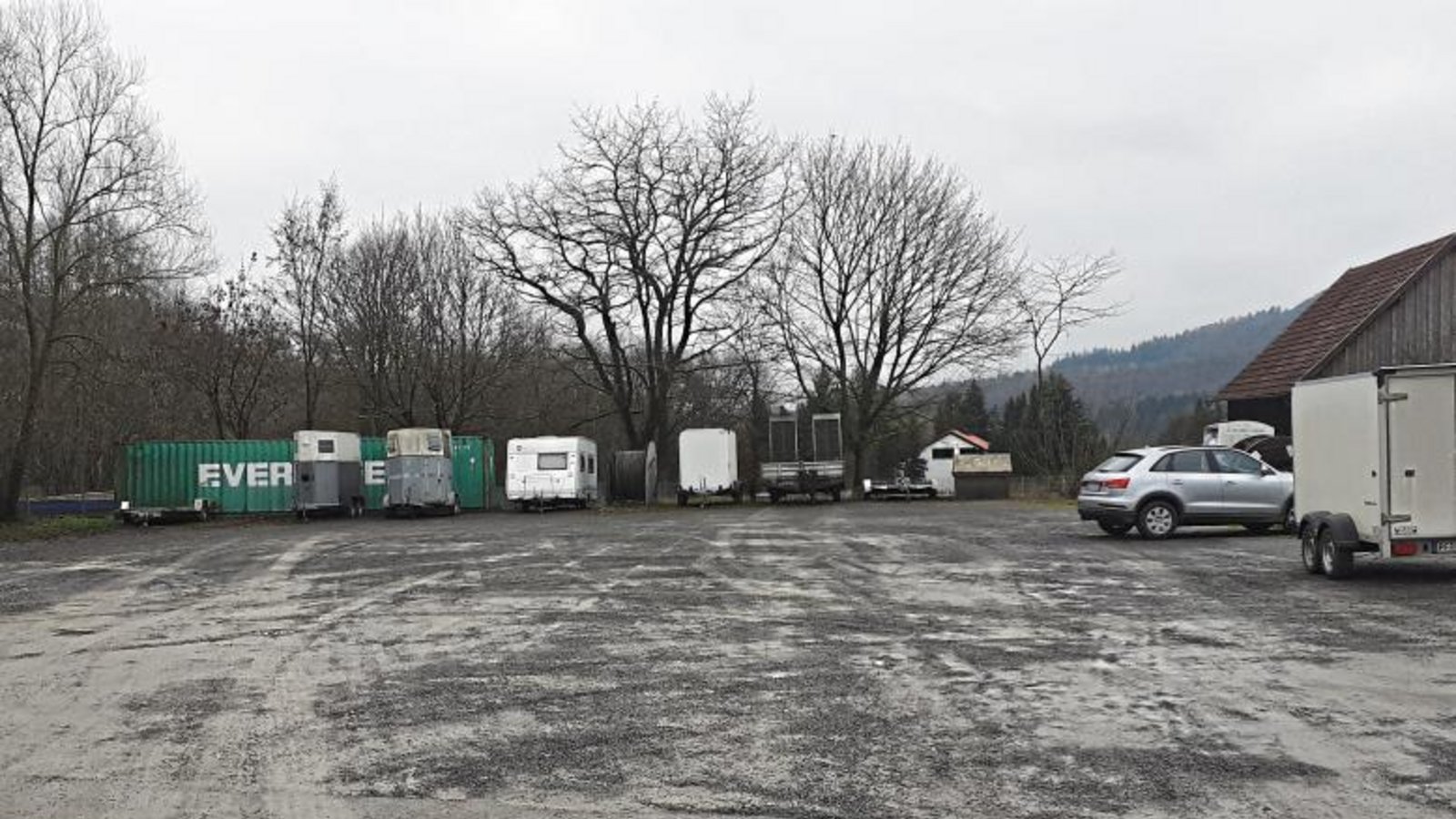 Der Festplatz wird unter anderem von örtlichen Gewerbetreibenden als kostenloser Abstellplatz genutzt. Nun soll ein Parkraumkonzept mit Gebühren erstellt werden. Foto: Glemser Der Festplatz wird unter anderem von örtlichen Gewerbetreibenden als kostenloser Abstellplatz genutzt. Nun soll ein Parkraumkonzept mit Gebühren erstellt werden. Foto: Glemser