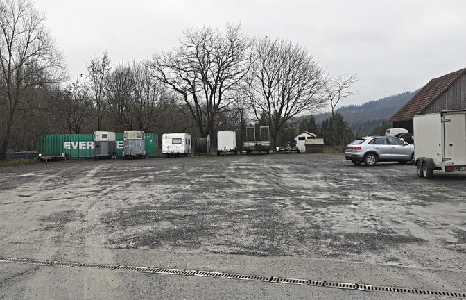 Der Festplatz wird unter anderem von örtlichen Gewerbetreibenden als kostenloser Abstellplatz genutzt. Nun soll ein Parkraumkonzept mit Gebühren erstellt werden.  Foto: Glemser