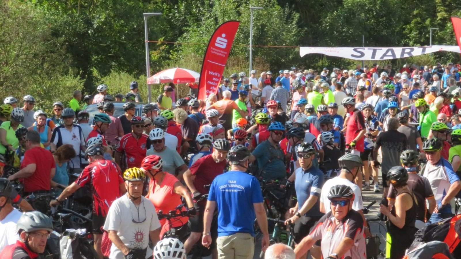 Vor dem Start zur 44. S-VKZ-Tour. Gewusel beim VfB Vaihingen.  Fotos: Arning