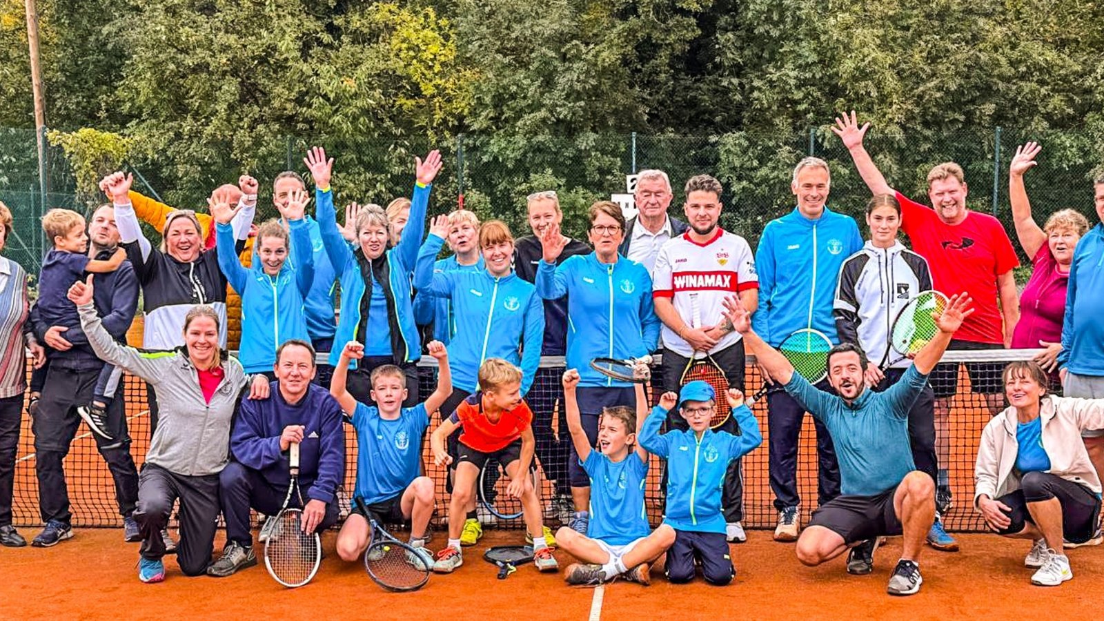 Gute Laune am Netz: die Tennisspieler des TSV Hochdorf beim Bändelesturnier.  Foto: Alexandra Werthwein