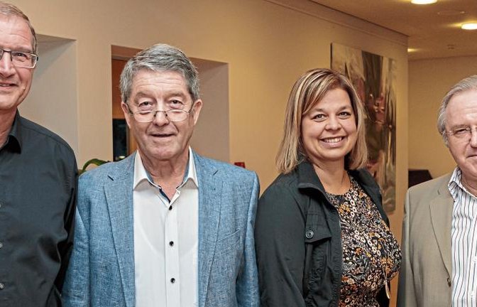 Die bisherigen Ortsvortsteher Volker Pertler (Spielberg) – von links – und Reiner Weiß (Ochsenbach) verabschieden sich. Neue Spielberger Ortsvorsteherin wird Viola Lepp, in Hohenhaslach wurde Alfred Xander im Amt bestätigt. Foto: Pangerl
