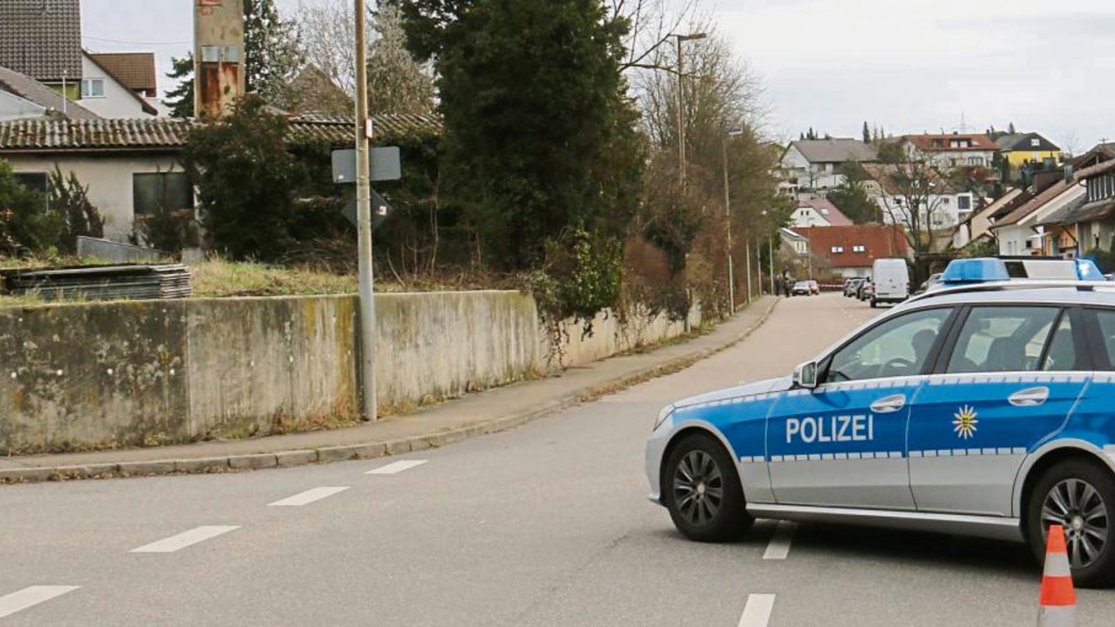 Ein Polizeifahrzeug riegelt gestern Mittag die Vaihinger Straße in Illingen für den Verkehr ab. Für Fußgänger ist circa 300 Meter weiter hinten am Flatterband der Kripo Schluss.  Fotos: Rücker