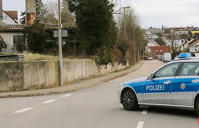 Ein Polizeifahrzeug riegelt gestern Mittag die Vaihinger Straße in Illingen für den Verkehr ab. Für Fußgänger ist circa 300 Meter weiter hinten am Flatterband der Kripo Schluss.  Fotos: Rücker