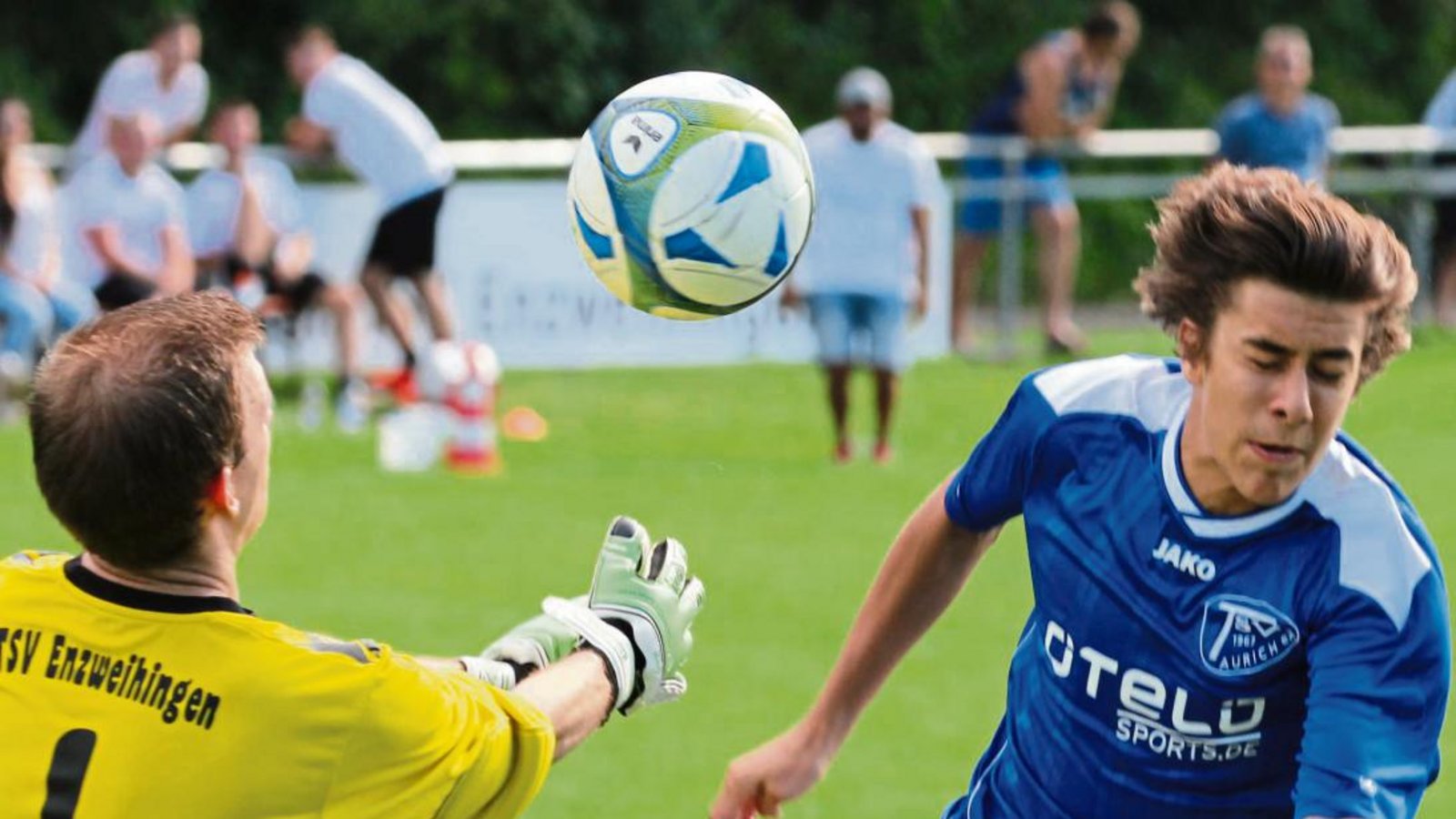 Dominik Bayer (rechts) wird in Aurich mit Moritz Hahl zusammen das neue Sturmduo bilden. Foto: Nachreiner Dominik Bayer (rechts) wird in Aurich mit Moritz Hahl zusammen das neue Sturmduo bilden. Foto: Nachreiner