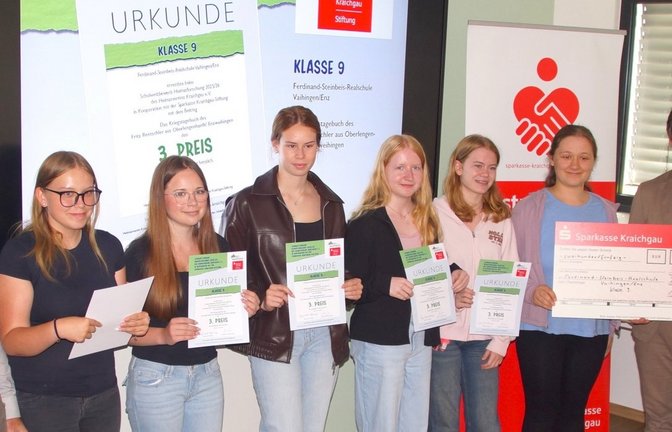 Bei der Preisverleihung für die Klasse 9c, begleitet von Lehrer Christoph Schmid (2. v.l.), sind Mitglieder des Heimatvereins gekommen, darunter Laudator Thomas Adam (r.). <span class='image-autor'>Fotos: p</span>