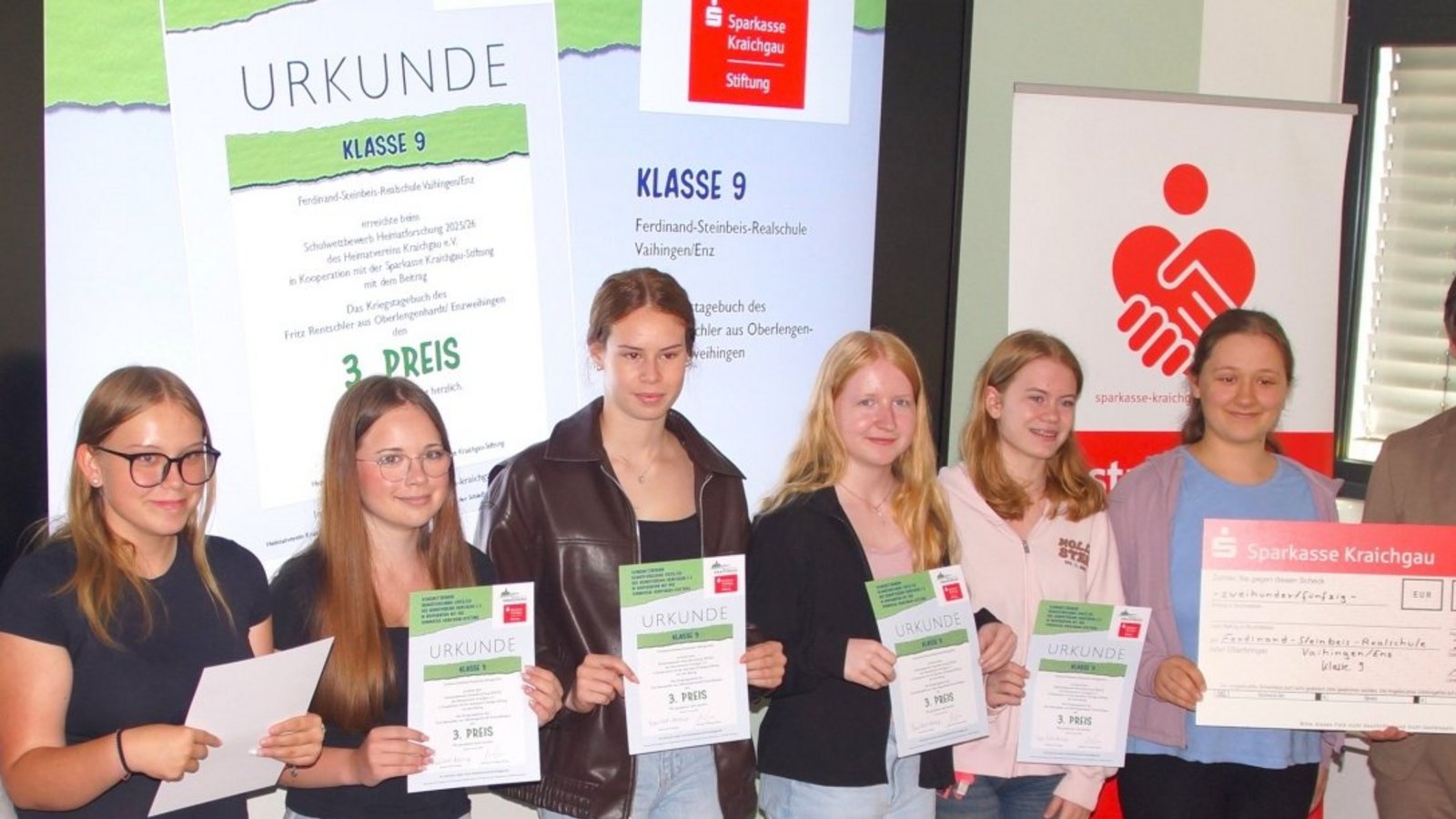 Bei der Preisverleihung für die Klasse 9c, begleitet von Lehrer Christoph Schmid (2. v.l.), sind Mitglieder des Heimatvereins gekommen, darunter Laudator Thomas Adam (r.). Fotos: p