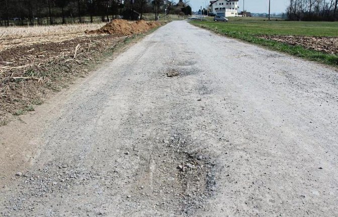 Wer auf dem Lienzinger Weg mit seinem Fahrrad fährt, ist aufgrund der vielen Schlaglöcher gefährlich unterwegs. Auch Fußgänger müssen hier in Schlangenlinien gehen.