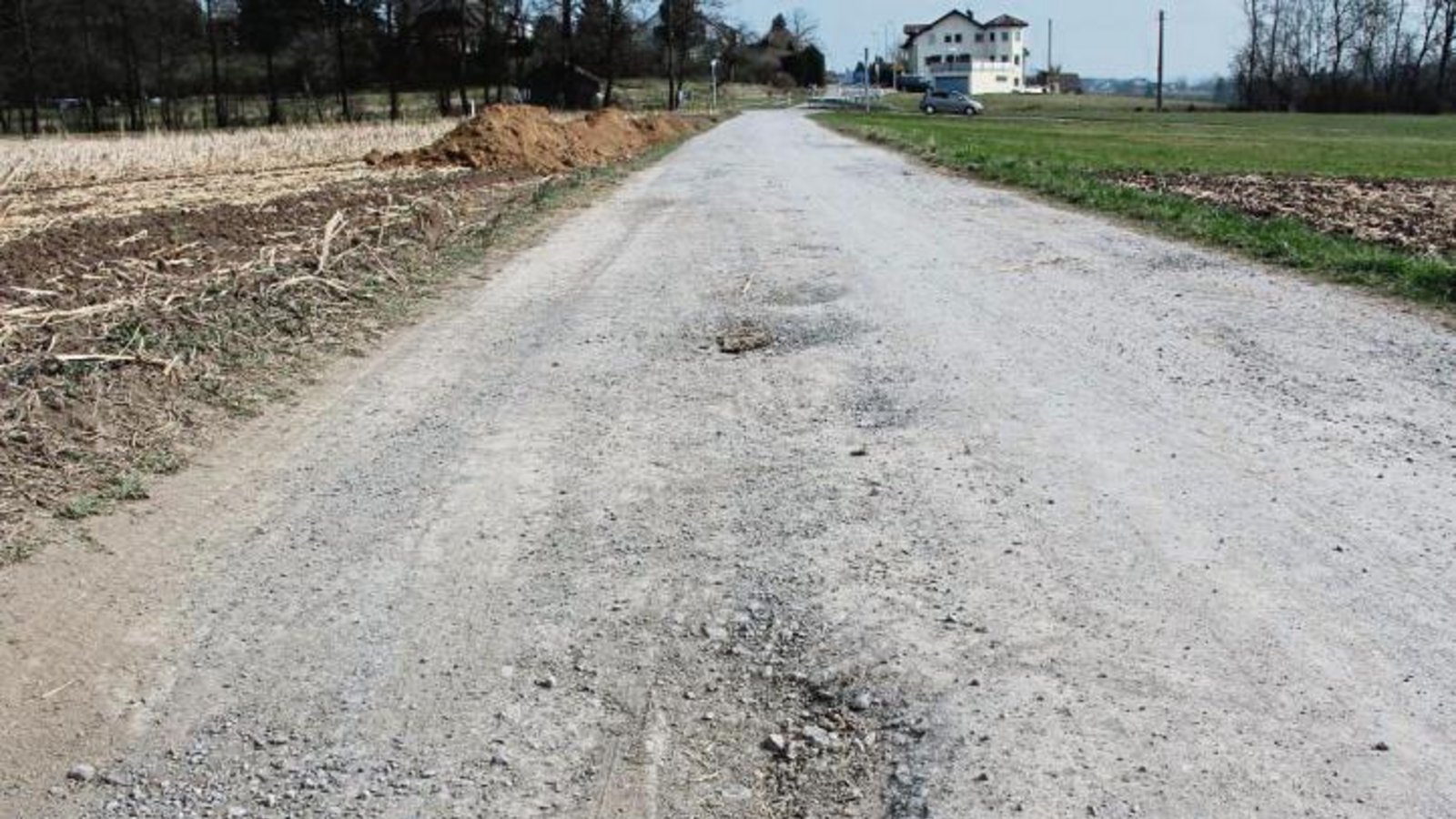 Wer auf dem Lienzinger Weg mit seinem Fahrrad fährt, ist aufgrund der vielen Schlaglöcher gefährlich unterwegs. Auch Fußgänger müssen hier in Schlangenlinien gehen.