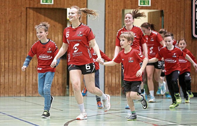 Da war die Stimmung noch super, als Sophie Maisch & Co. mit der Handballjugend in die Halle trabten. Nach der 16:17-Niederlage gegen den TSV Wiernsheim gab es betretene Mienen.   Foto: Küppers