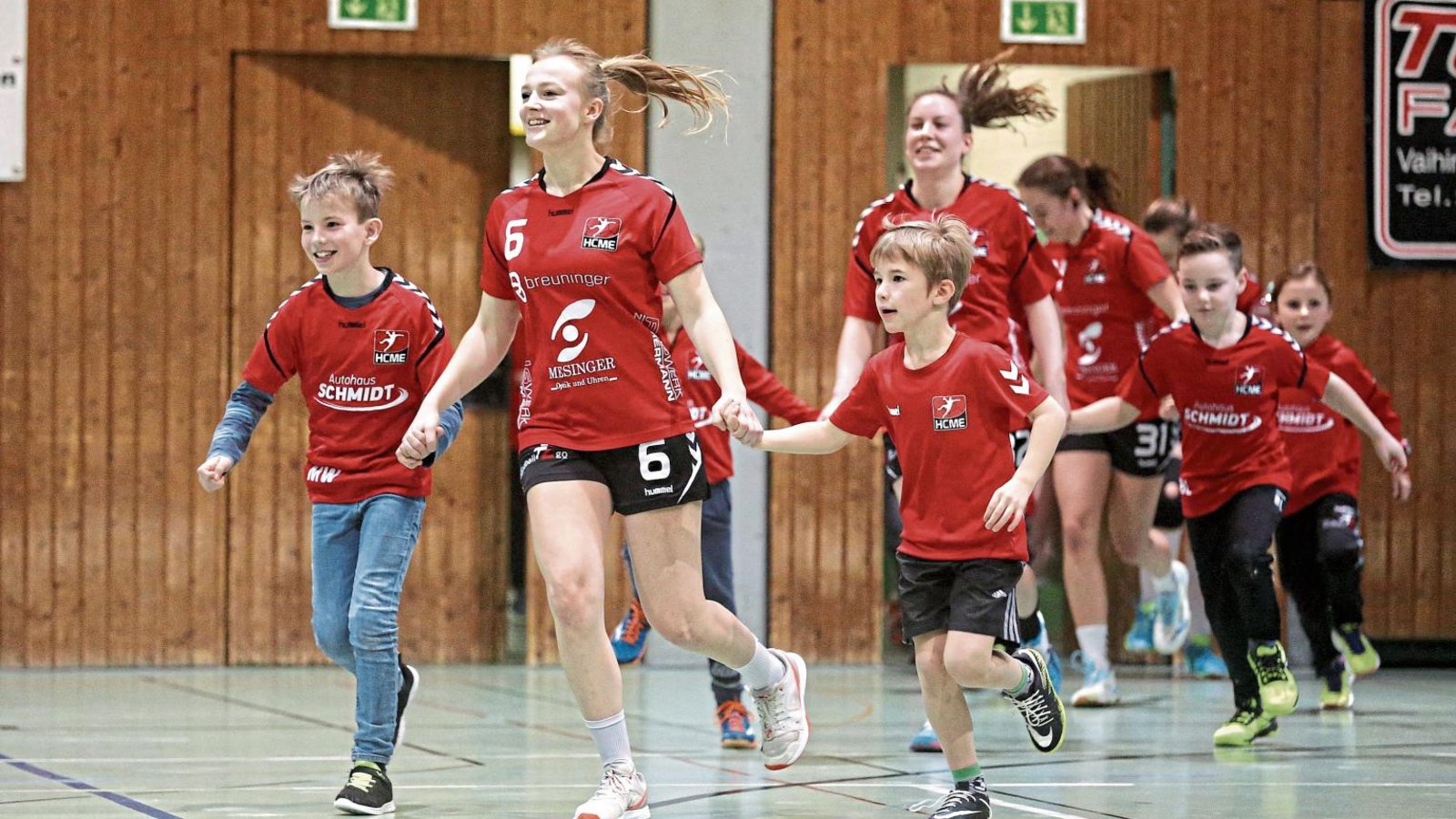 Da war die Stimmung noch super, als Sophie Maisch & Co. mit der Handballjugend in die Halle trabten. Nach der 16:17-Niederlage gegen den TSV Wiernsheim gab es betretene Mienen. Foto: Küppers Da war die Stimmung noch super, als Sophie Maisch & Co. mit der Handballjugend in die Halle trabten. Nach der 16:17-Niederlage gegen den TSV Wiernsheim gab es betretene Mienen. Foto: Küppers