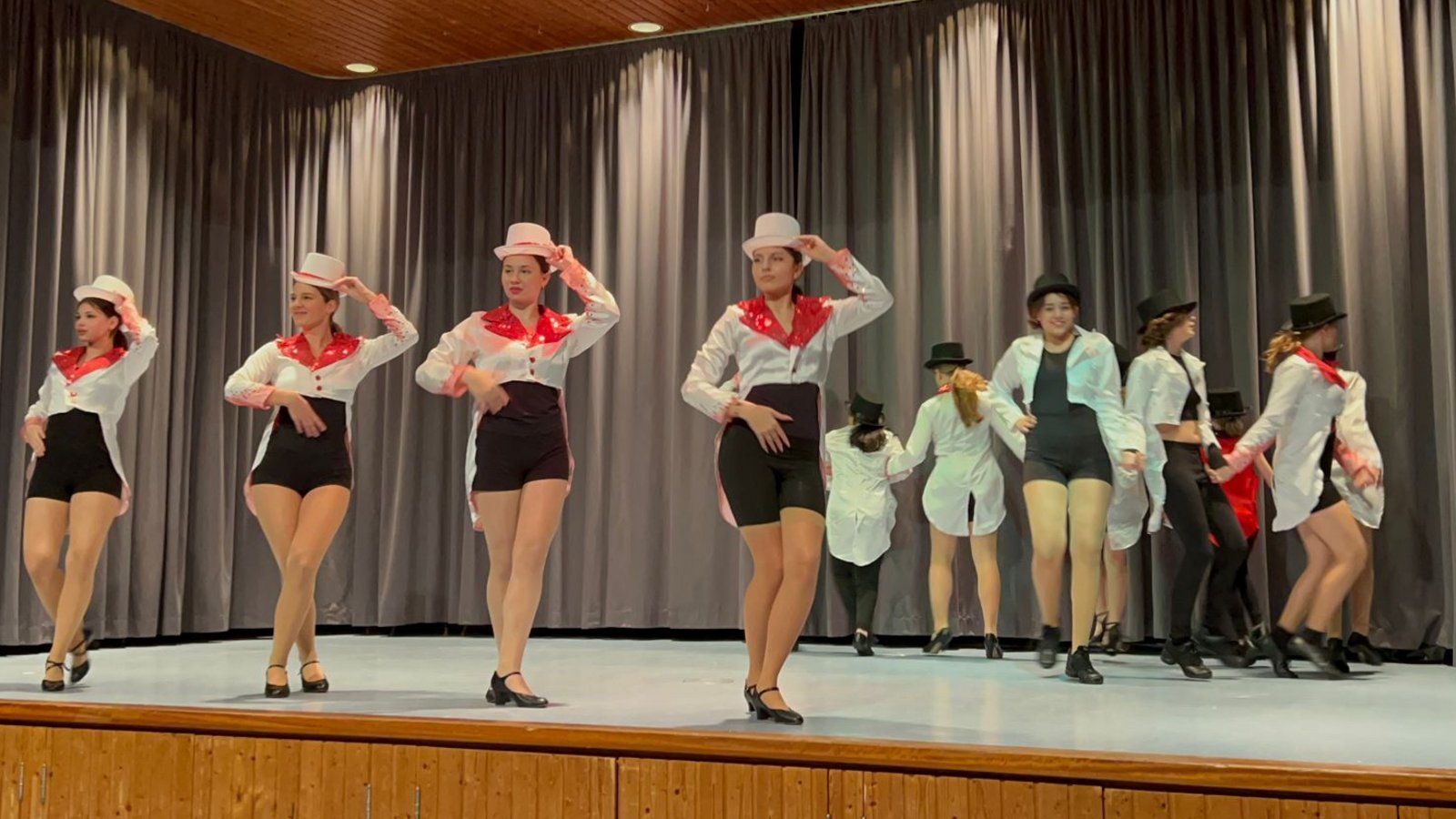 Kinder und Jugendliche der Vaihinger „Tressa Arts und Entertainment School“ unterhalten in der TSV-Halle das Publikum. Foto: p Kinder und Jugendliche der Vaihinger „Tressa Arts und Entertainment School“ unterhalten in der TSV-Halle das Publikum. Foto: p