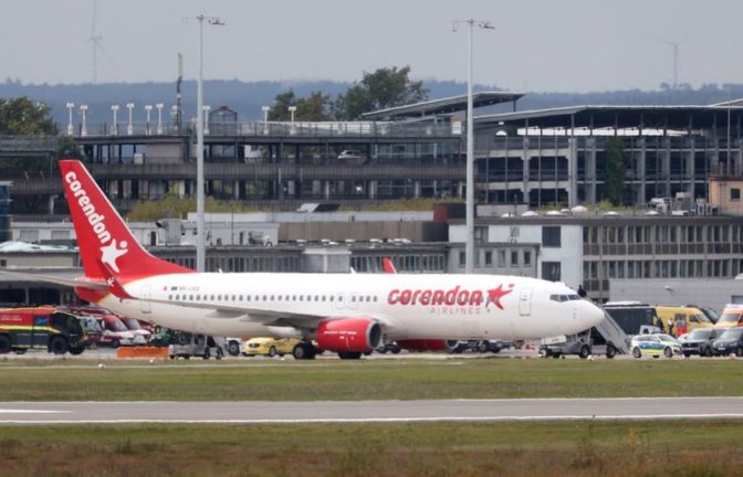Die aus Korfu kommende Maschine der Fluggesellschaft Corendon steht auf dem Nürnberger Flughafengelände . Der Nürnberger Flughafen ist wegen eines Polizeieinsatzes gegen Mittag für den Flugverkehr gesperrt worden. Nach einem Alarm wegen eines möglichen Notfalls in einem Flugzeug am Nürnberger Flughafen hat die Polizei Entwarnung gegeben.<span class='image-autor'>Daniel Löb/dpa</span>