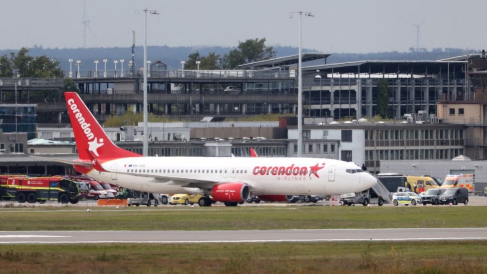 Die aus Korfu kommende Maschine der Fluggesellschaft Corendon steht auf dem Nürnberger Flughafengelände . Der Nürnberger Flughafen ist wegen eines Polizeieinsatzes gegen Mittag für den Flugverkehr gesperrt worden. Nach einem Alarm wegen eines möglichen Notfalls in einem Flugzeug am Nürnberger Flughafen hat die Polizei Entwarnung gegeben.Daniel Löb/dpa Die aus Korfu kommende Maschine der Fluggesellschaft Corendon steht auf dem Nürnberger Flughafengelände . Der Nürnberger Flughafen ist wegen eines Polizeieinsatzes gegen Mittag für den Flugverkehr gesperrt worden. Nach einem Alarm wegen eines möglichen Notfalls in einem Flugzeug am Nürnberger Flughafen hat die Polizei Entwarnung gegeben.Daniel Löb/dpa