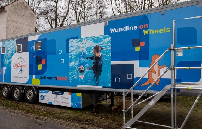 Die rollende Schwimmakademie von außen.