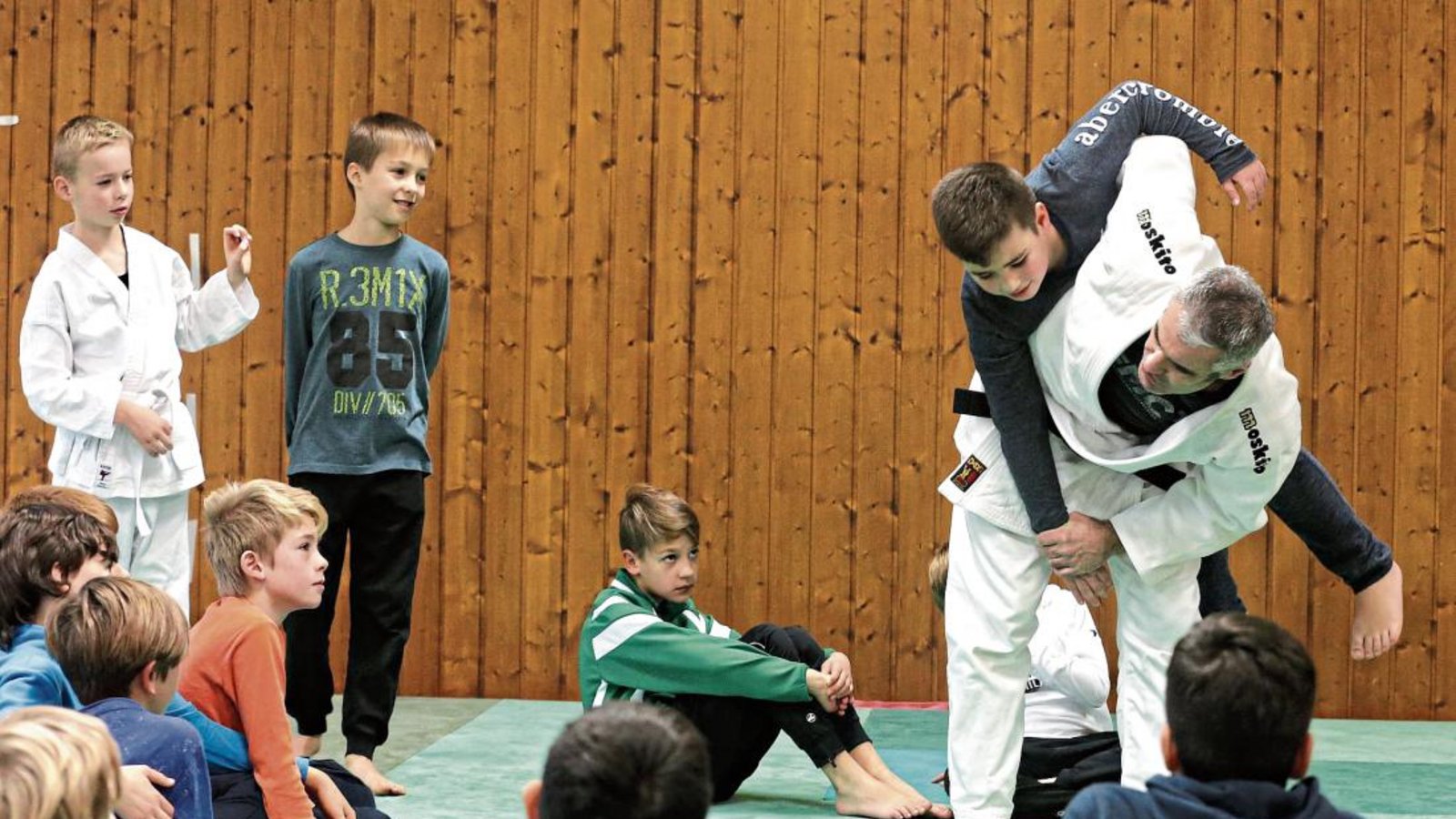 Interessierte Zuschauer und Nachahmer hatte Ralf Hofmann (rechts), als er den FAG-Schülern einige Griffe aus dem Judo zeigte. Foto: Küppers Interessierte Zuschauer und Nachahmer hatte Ralf Hofmann (rechts), als er den FAG-Schülern einige Griffe aus dem Judo zeigte. Foto: Küppers