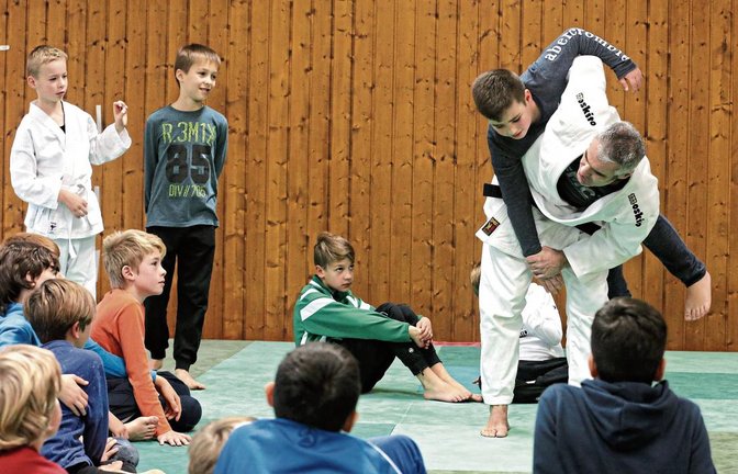 Interessierte Zuschauer und Nachahmer hatte Ralf Hofmann (rechts), als er den FAG-Schülern einige Griffe aus dem Judo zeigte. Foto: Küppers