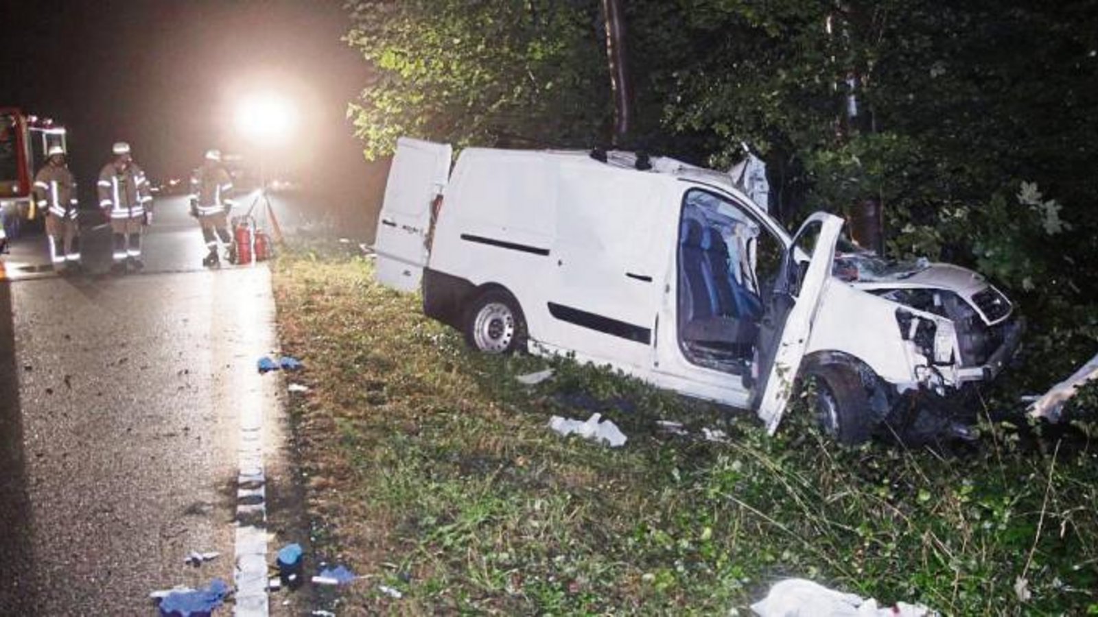 Nach diesem Unfall war die Bundesstraße 35 zwischen Illingen und Lienzingen am Sonntagabend für zwei Stunden gesperrt. Foto: SDMG Nach diesem Unfall war die Bundesstraße 35 zwischen Illingen und Lienzingen am Sonntagabend für zwei Stunden gesperrt. Foto: SDMG