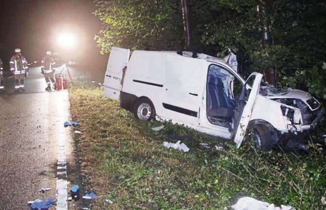 Nach diesem Unfall war die Bundesstraße 35 zwischen Illingen und Lienzingen am Sonntagabend für zwei Stunden gesperrt. Foto: SDMG