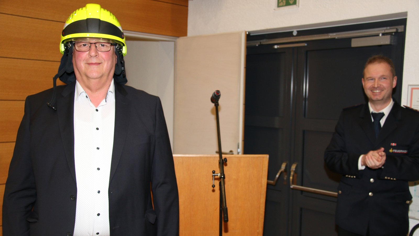 Zum Abschied gibt es für Bürgermeister Peter Schäfer einen Feuerwehrhelm. Rechts Kommandant Frank Sattler.