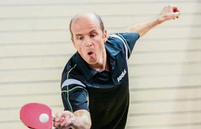 Stefan Zeier hat bei der 5:9-Niederlage des TSV Enzweihingen gegen den TSV Ensingen Christian Matthias in fünf Sätzen niedergekämpft. Foto: Simecek