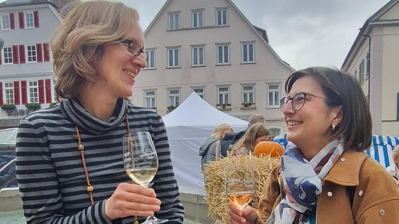 Plausch am Marktplatzbrunnen: Der VAInschmeckermarkt ist ein beliebter Treffpunkt.