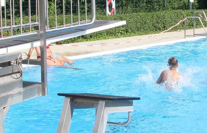 Und ab ins Wasser: In Eberdingen hat das Freibad jetzt wieder montags geöffnet. Archivfoto: VKZ