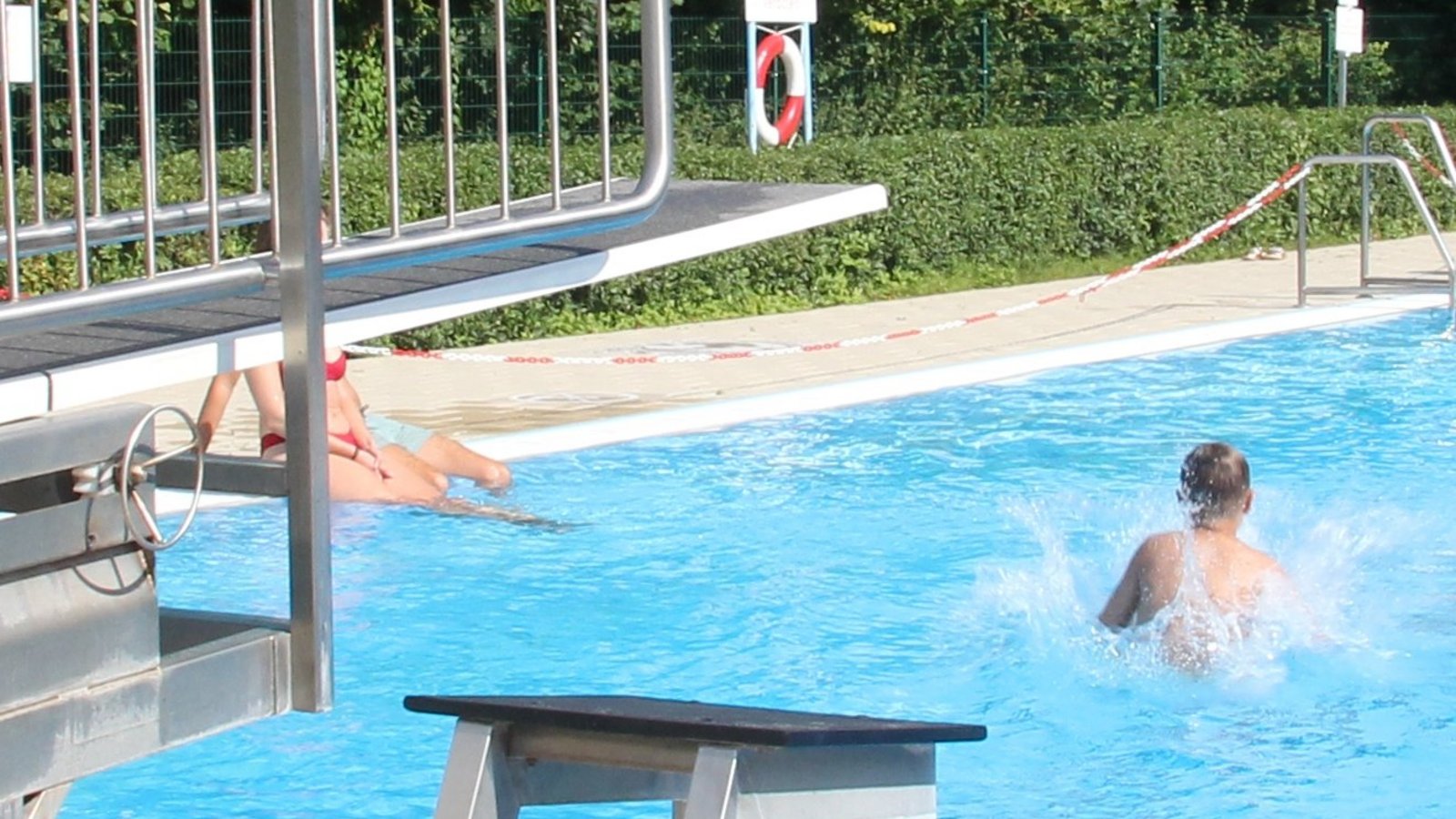 Und ab ins Wasser: In Eberdingen hat das Freibad jetzt wieder montags geöffnet. Archivfoto: VKZ