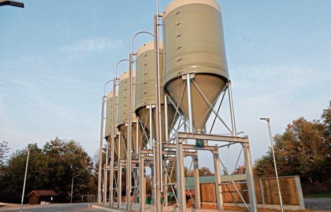 Der Winter kann kommen! Beim Kleinglattbacher Bauhof hat die Stadt Vaihingen ihre neue Salz-„Tankstelle“ eingerichtet. Vier Silos à 75 Kubikmeter sind in den vergangenen Tagen installiert worden. Das Salz wird in den nächsten Tagen geliefert. Die Kosten sind beachtlich. So lag die Vergabesumme bei den Tiefbauarbeiten bei 340 000 Euro, die Silos haben einen Preis von rund 140 000 Euro. Dass sie zuerst vor dem Stadtbauamt in der Friedrich-Kraut-Straße angeliefert wurden, war sicherlich ein Logistik-Fehler. Foto: Arning