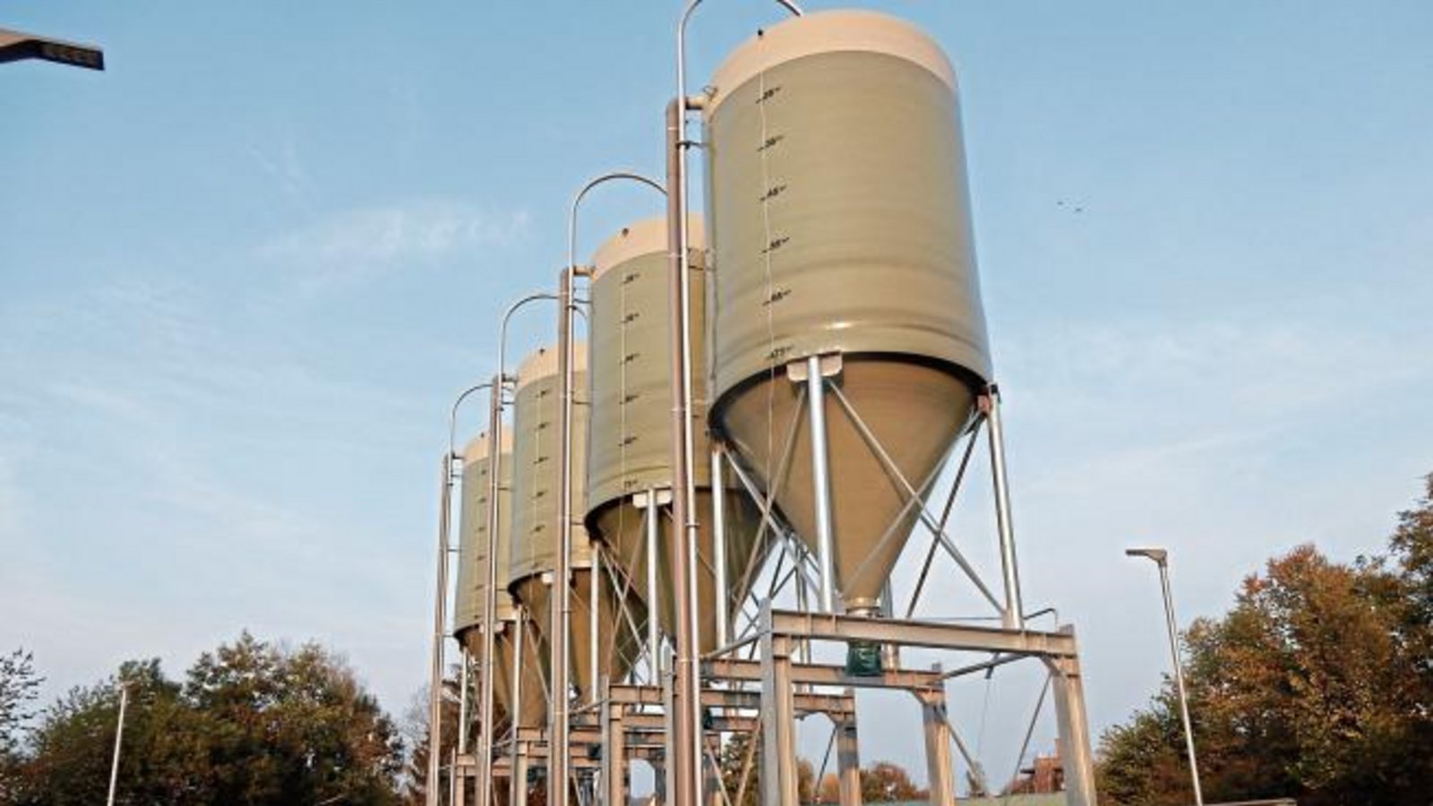 Der Winter kann kommen! Beim Kleinglattbacher Bauhof hat die Stadt Vaihingen ihre neue Salz-„Tankstelle“ eingerichtet. Vier Silos à 75 Kubikmeter sind in den vergangenen Tagen installiert worden. Das Salz wird in den nächsten Tagen geliefert. Die Kosten sind beachtlich. So lag die Vergabesumme bei den Tiefbauarbeiten bei 340 000 Euro, die Silos haben einen Preis von rund 140 000 Euro. Dass sie zuerst vor dem Stadtbauamt in der Friedrich-Kraut-Straße angeliefert wurden, war sicherlich ein Logistik-Fehler. Foto: Arning Der Winter kann kommen! Beim Kleinglattbacher Bauhof hat die Stadt Vaihingen ihre neue Salz-„Tankstelle“ eingerichtet. Vier Silos à 75 Kubikmeter sind in den vergangenen Tagen installiert worden. Das Salz wird in den nächsten Tagen geliefert. Die Kosten sind beachtlich. So lag die Vergabesumme bei den Tiefbauarbeiten bei 340 000 Euro, die Silos haben einen Preis von rund 140 000 Euro. Dass sie zuerst vor dem Stadtbauamt in der Friedrich-Kraut-Straße angeliefert wurden, war sicherlich ein Logistik-Fehler. Foto: Arning