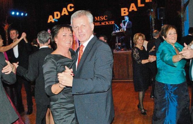 MSC-Chef Thomas Knapp und Lebensgefährtin Hille Krastel schwangen in der Illinger Stromberghalle natürlich ebenfalls das Tanzbein.  Foto: Stahlfeld