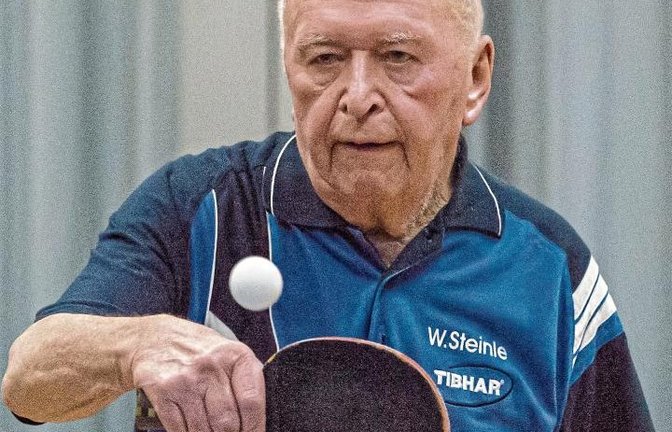 „Tischtennis gefällt mir einfach“, sagt Walter Steinle. Selbst mit fast 90 Jahren geht der Illinger ein Mal in der Woche beim SVI an die Platte. Zuletzt absolvierte er sogar wieder ein Pflichtspiel in der Kreisliga der Senioren 40.  Foto: Leitner