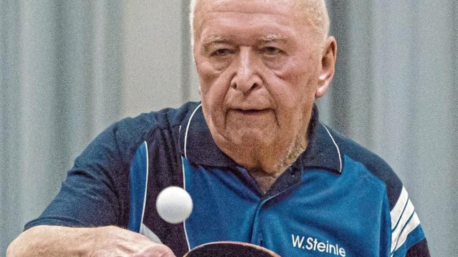 „Tischtennis gefällt mir einfach“, sagt Walter Steinle. Selbst mit fast 90 Jahren geht der Illinger ein Mal in der Woche beim SVI an die Platte. Zuletzt absolvierte er sogar wieder ein Pflichtspiel in der Kreisliga der Senioren 40. Foto: Leitner „Tischtennis gefällt mir einfach“, sagt Walter Steinle. Selbst mit fast 90 Jahren geht der Illinger ein Mal in der Woche beim SVI an die Platte. Zuletzt absolvierte er sogar wieder ein Pflichtspiel in der Kreisliga der Senioren 40. Foto: Leitner