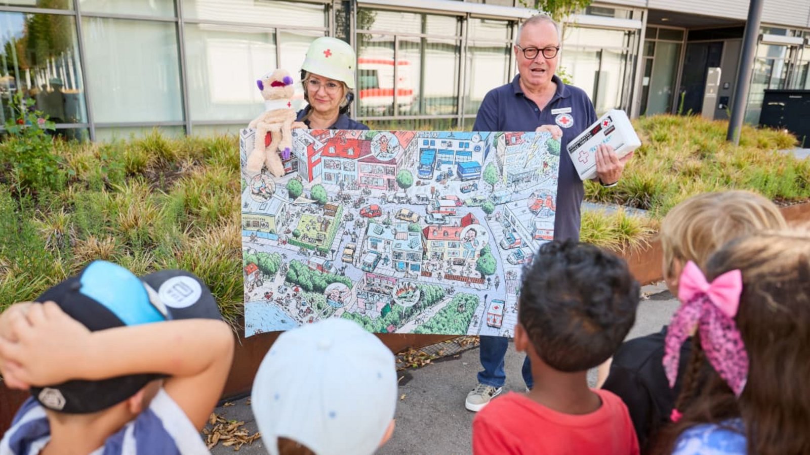Es können so viele Dinge passieren: Werner Steininger und Iwone Terezis spielen mit den Kita-Kindern kindgerecht verschiedene Situationen durch - ein echter Rettungswagen mit Sirene und Blaulicht darf dabei natürlich nicht fehlen.Jan Potente Es können so viele Dinge passieren: Werner Steininger und Iwone Terezis spielen mit den Kita-Kindern kindgerecht verschiedene Situationen durch - ein echter Rettungswagen mit Sirene und Blaulicht darf dabei natürlich nicht fehlen.Jan Potente