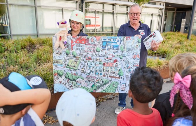 Es können so viele Dinge passieren: Werner Steininger und Iwone Terezis spielen mit den Kita-Kindern kindgerecht verschiedene Situationen durch - ein echter Rettungswagen mit Sirene und Blaulicht darf dabei natürlich nicht fehlen.<span class='image-autor'>Jan Potente</span>