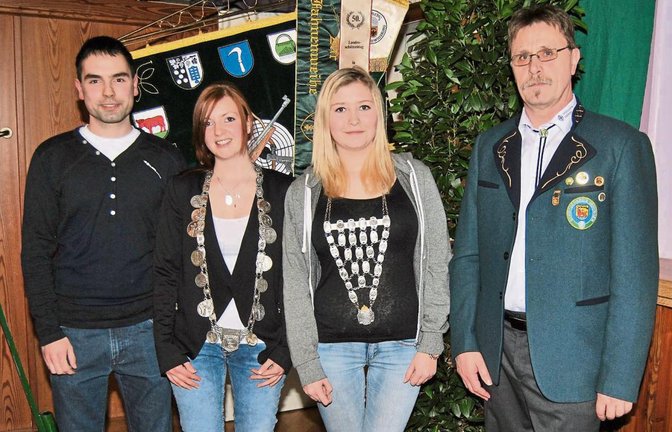 Bernd Weigmann kürt (von rechts) die Königinnen Lisa Winkler und Sina Burkhardt, daneben Ex-Schützenkönig Jochen Palmer. Foto: Haller