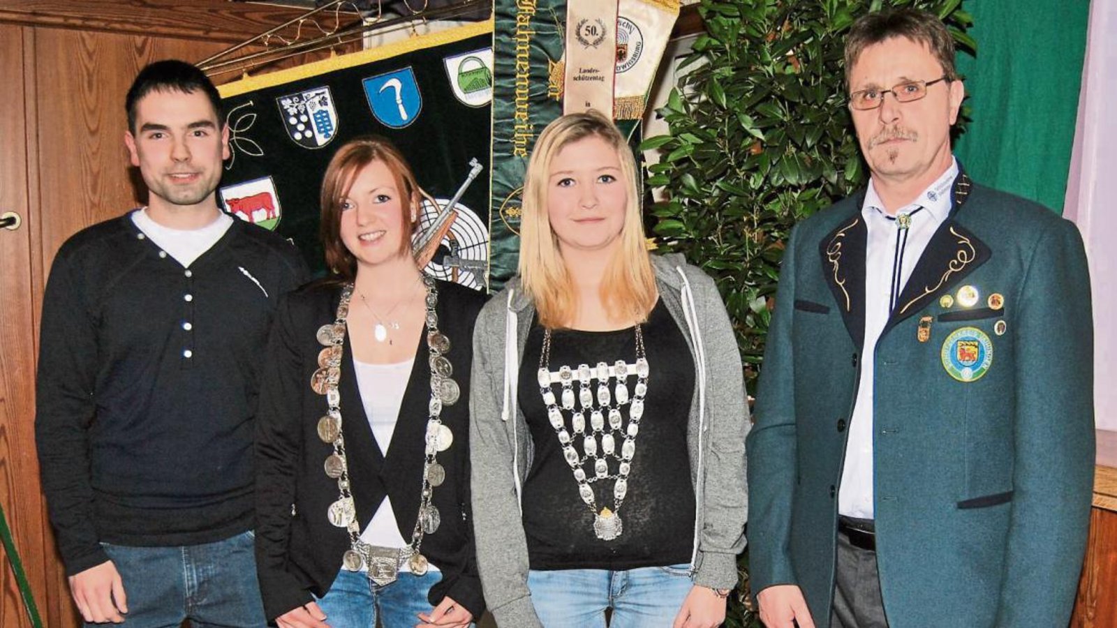 Bernd Weigmann kürt (von rechts) die Königinnen Lisa Winkler und Sina Burkhardt, daneben Ex-Schützenkönig Jochen Palmer. Foto: Haller Bernd Weigmann kürt (von rechts) die Königinnen Lisa Winkler und Sina Burkhardt, daneben Ex-Schützenkönig Jochen Palmer. Foto: Haller