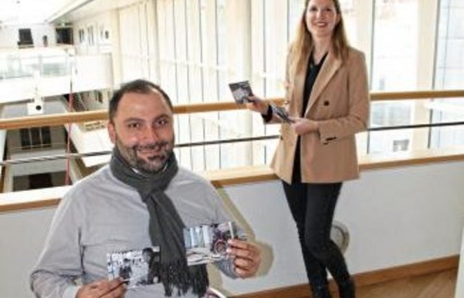 Mit Postkarten möchten die beiden Inklusionsbeauftragten auf Barrieren aufmerksam machen und Lösungen aufzeigen.  Foto: LE