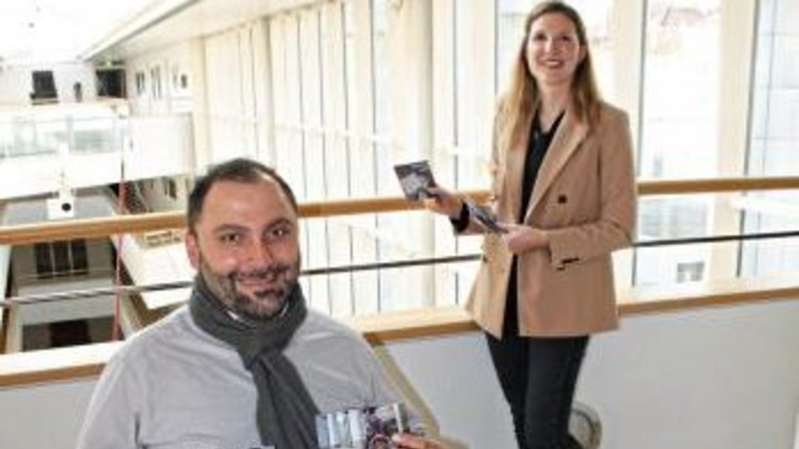 Mit Postkarten möchten die beiden Inklusionsbeauftragten auf Barrieren aufmerksam machen und Lösungen aufzeigen. Foto: LE Mit Postkarten möchten die beiden Inklusionsbeauftragten auf Barrieren aufmerksam machen und Lösungen aufzeigen. Foto: LE