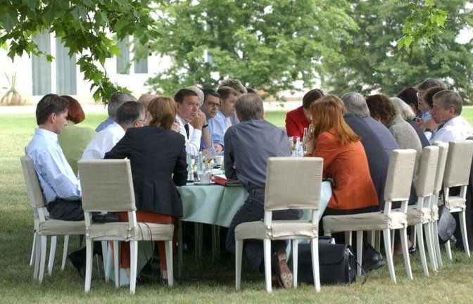 Kabinett unter Bäumen: Schon die rot-grüne Regierung von Kanzler Gerhard Schröder tagte 2003 und 2004 in Neuhardenberg.<span class='image-autor'>Julia Fassbänder/Bundespressestelle</span>