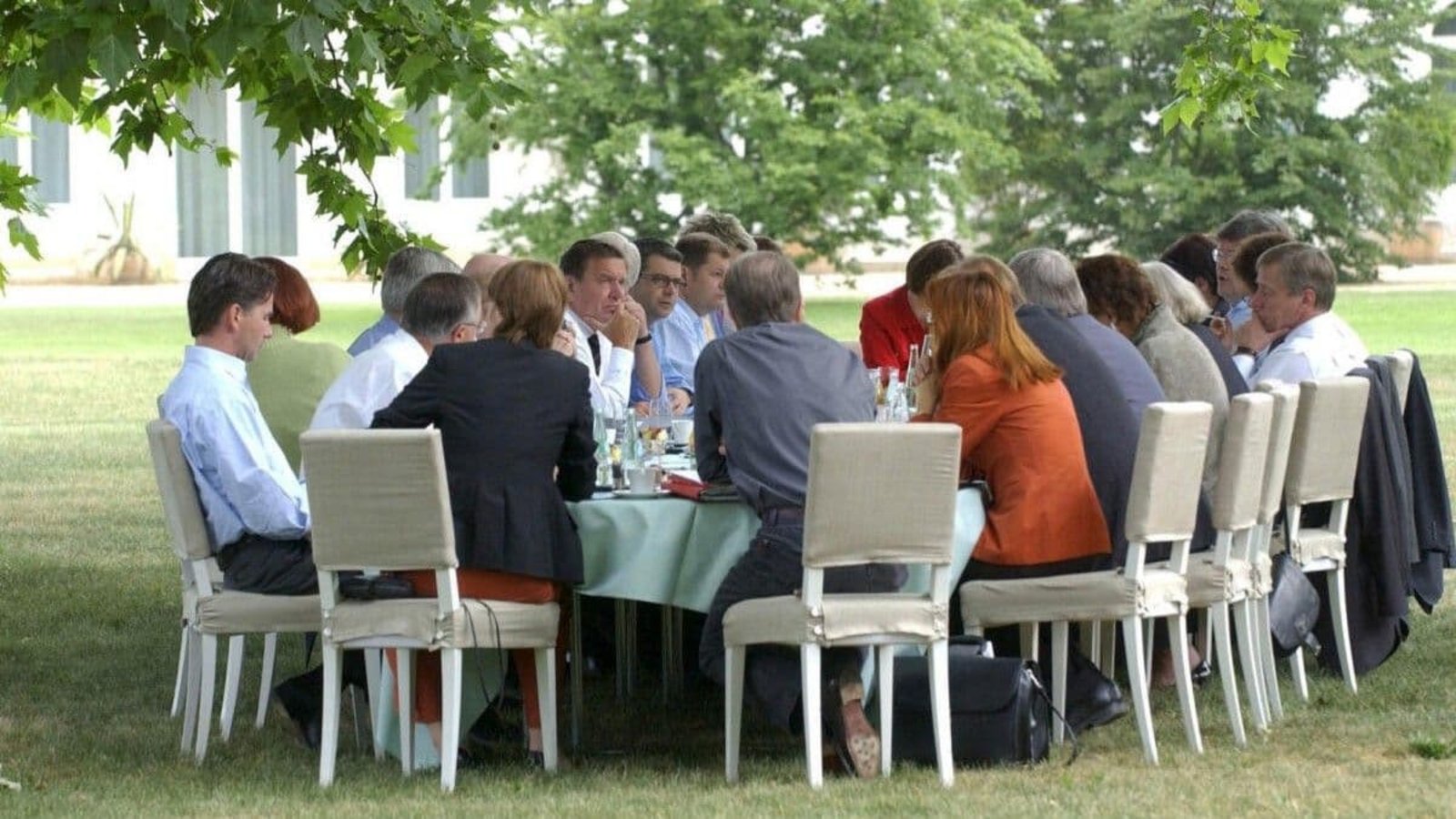 Kabinett unter Bäumen: Schon die rot-grüne Regierung von Kanzler Gerhard Schröder tagte 2003 und 2004 in Neuhardenberg.Julia Fassbänder/Bundespressestelle Kabinett unter Bäumen: Schon die rot-grüne Regierung von Kanzler Gerhard Schröder tagte 2003 und 2004 in Neuhardenberg.Julia Fassbänder/Bundespressestelle