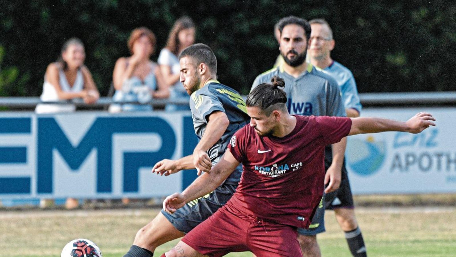 Enzweihingens Waldemar Grinko (vorne) versucht, den Ball gegen Dardan Marashi (SGM Hohenhaslach/Freudental) zu behaupten. Foto: Leitner Enzweihingens Waldemar Grinko (vorne) versucht, den Ball gegen Dardan Marashi (SGM Hohenhaslach/Freudental) zu behaupten. Foto: Leitner