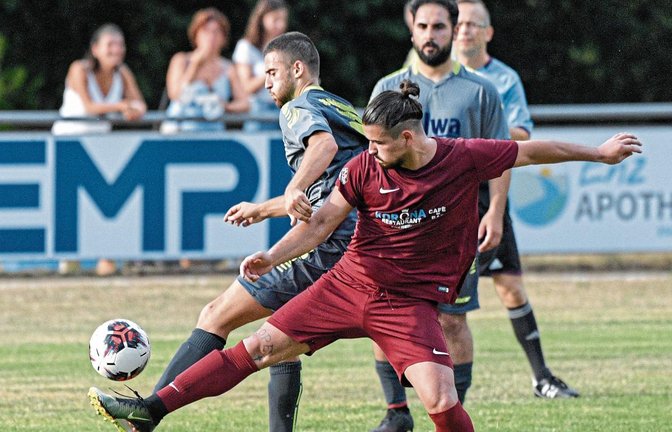 Enzweihingens Waldemar Grinko (vorne) versucht, den Ball gegen Dardan Marashi (SGM Hohenhaslach/Freudental) zu behaupten. Foto: Leitner