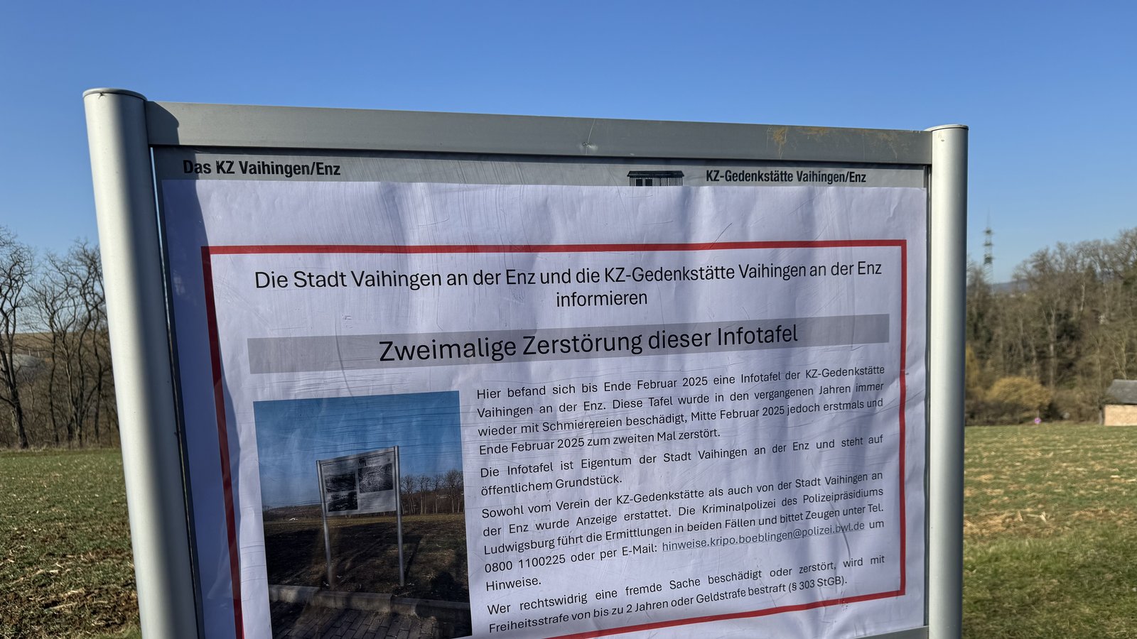 So sah der plakative Zeugenaufruf aus, der nach der zweiten Zerstörung  an der Infotafel aufgebracht wurde. Archivfoto: Harms