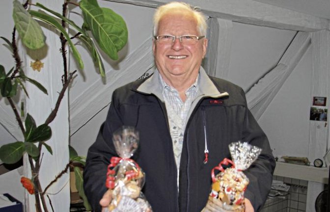 In der Redaktion war gestern die Freude groß, als Dieter Olpp vom Männergesangverein Vaihingen mit „Weihnachtsbrötla“ hereingeschneit kam. Olpp hatte einst vor seinem Dasein als Programmierer Konditor gelernt und in diesem Jahr schon zwölf Sorten gebacken – Supersache! Foto: Banholzer