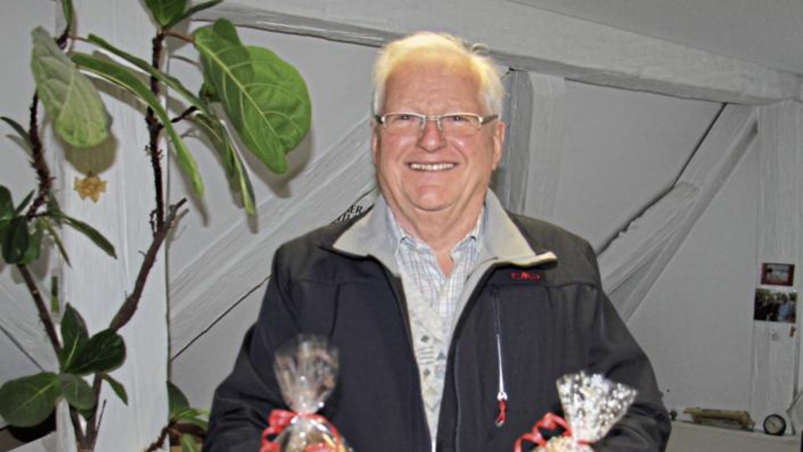 In der Redaktion war gestern die Freude groß, als Dieter Olpp vom Männergesangverein Vaihingen mit „Weihnachtsbrötla“ hereingeschneit kam. Olpp hatte einst vor seinem Dasein als Programmierer Konditor gelernt und in diesem Jahr schon zwölf Sorten gebacken – Supersache! Foto: Banholzer In der Redaktion war gestern die Freude groß, als Dieter Olpp vom Männergesangverein Vaihingen mit „Weihnachtsbrötla“ hereingeschneit kam. Olpp hatte einst vor seinem Dasein als Programmierer Konditor gelernt und in diesem Jahr schon zwölf Sorten gebacken – Supersache! Foto: Banholzer