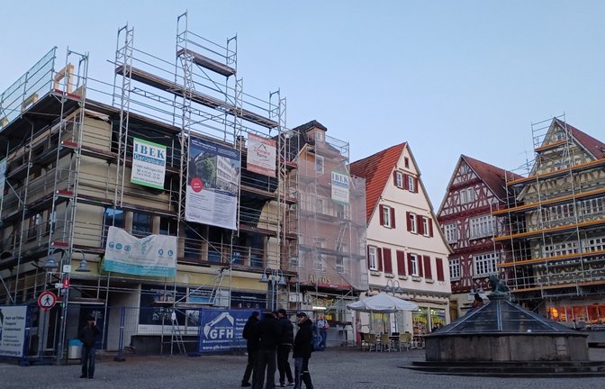 „Gerüstbaukunst“ rund um den Vaihinger Marktplatz.  <span class='image-autor'>Foto: Rücker</span>