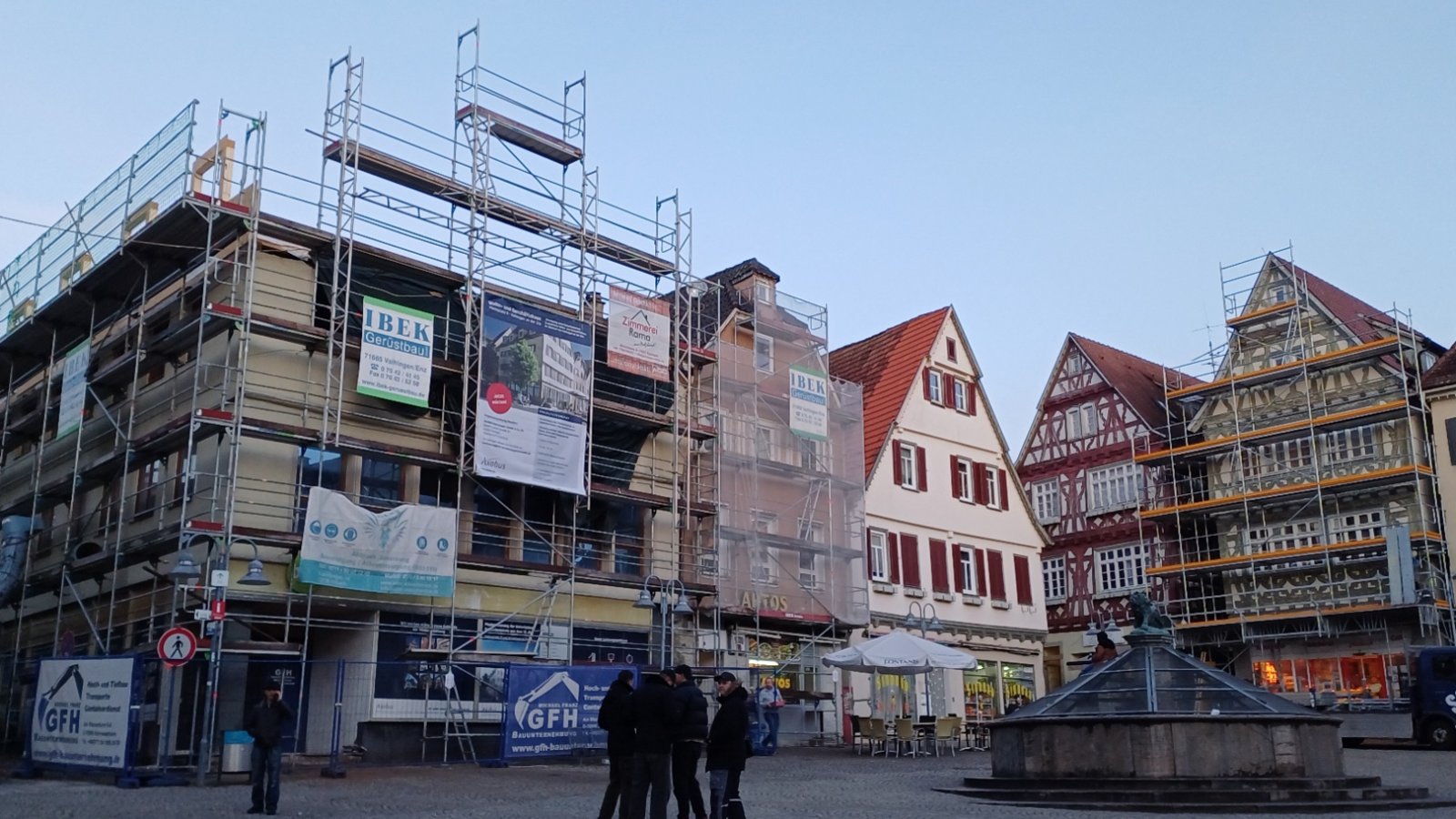 „Gerüstbaukunst“ rund um den Vaihinger Marktplatz.  Foto: Rücker