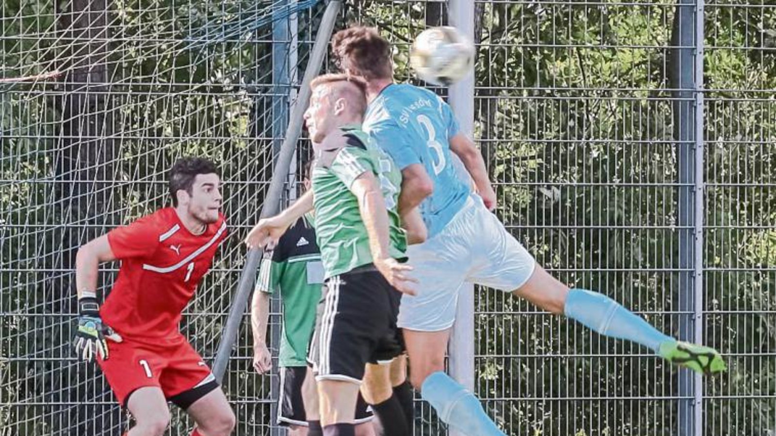 Kleinglattbachs Schlussmann Tobias Linder (links) macht sich zum Sprung bereit, nachdem Michael Engelhardt ein Kopfballduell gegen Nussdorfs Robin Wöhr (rechts) verlor. Foto: Simecek