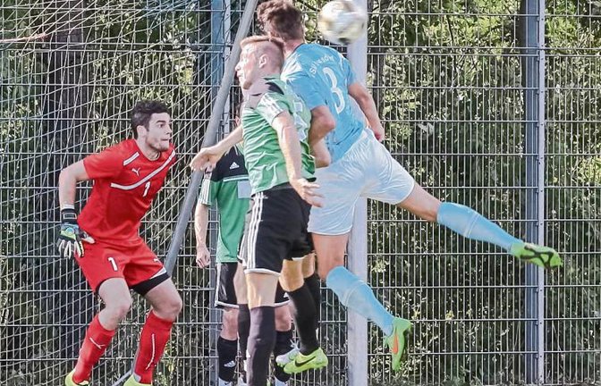 Kleinglattbachs Schlussmann Tobias Linder (links) macht sich zum Sprung bereit, nachdem Michael Engelhardt ein Kopfballduell gegen Nussdorfs Robin Wöhr (rechts) verlor. Foto: Simecek
